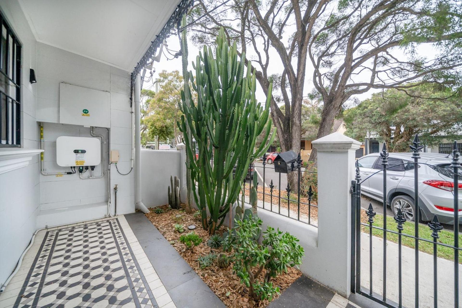 Cozy 3br W Relaxing Outdoor In Prime Location Homestay